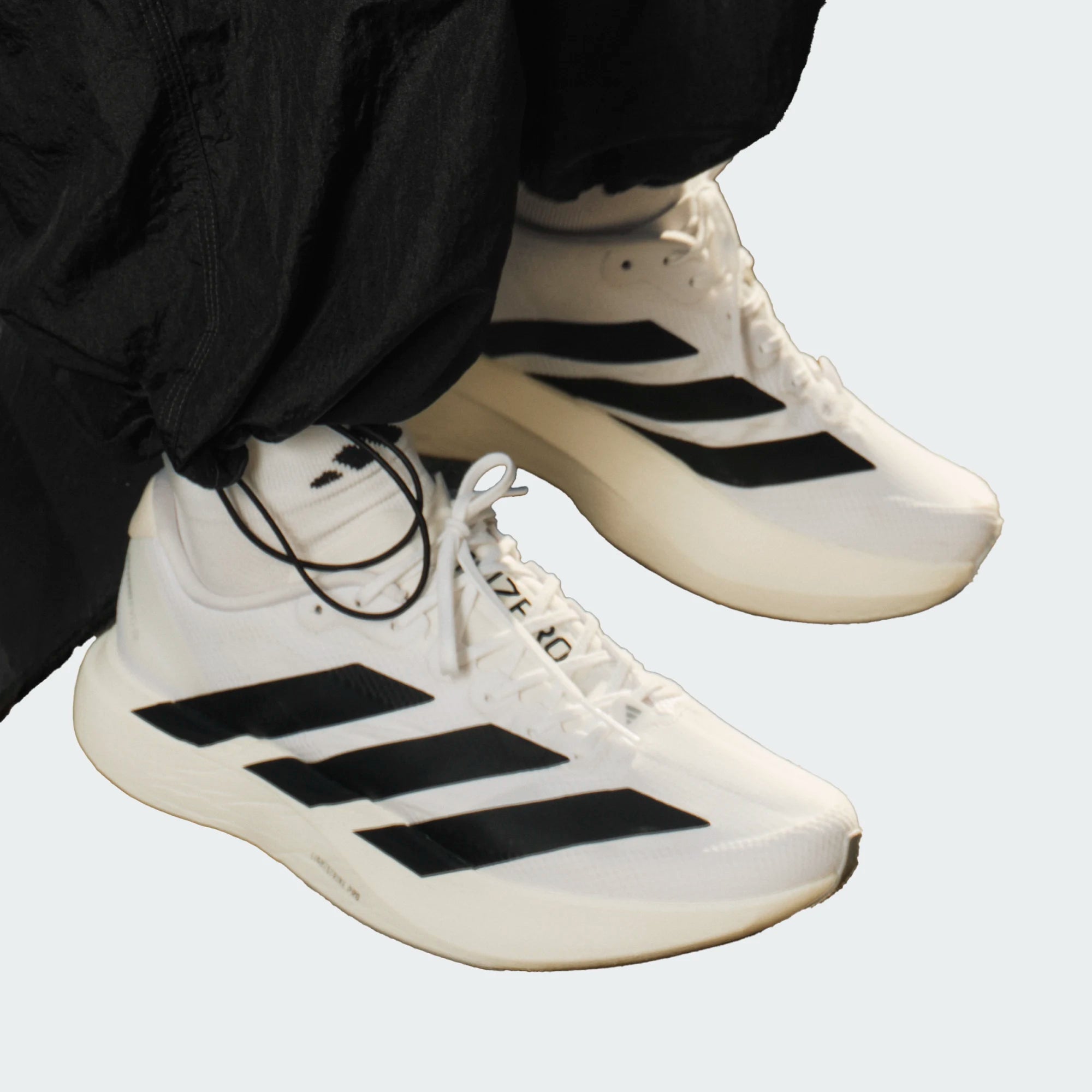 #color_cloud-white-core-black-dash-grey