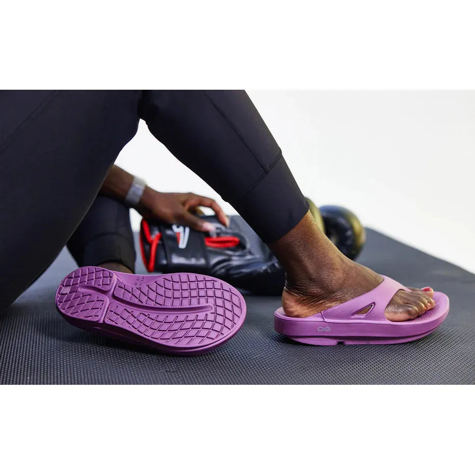 OOFOS Unisex OOriginal Sandal in Plum Unisex Footwear