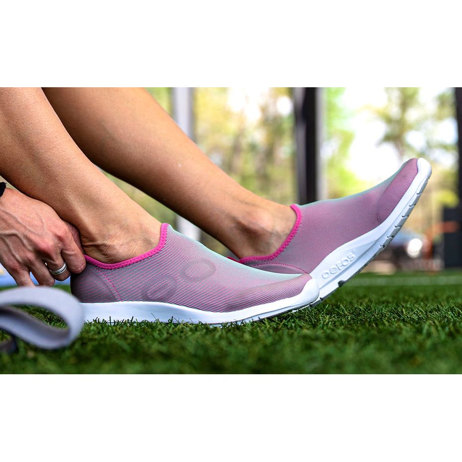 OOFOS Women's OOmg Sport Low Shoe in White/Fuschia Women's Footwear