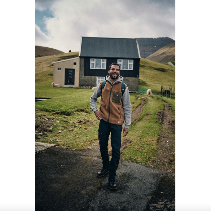 Fjallraven Men's Vardag Pile Fleece Vest in Black Dark Grey Men's Apparel