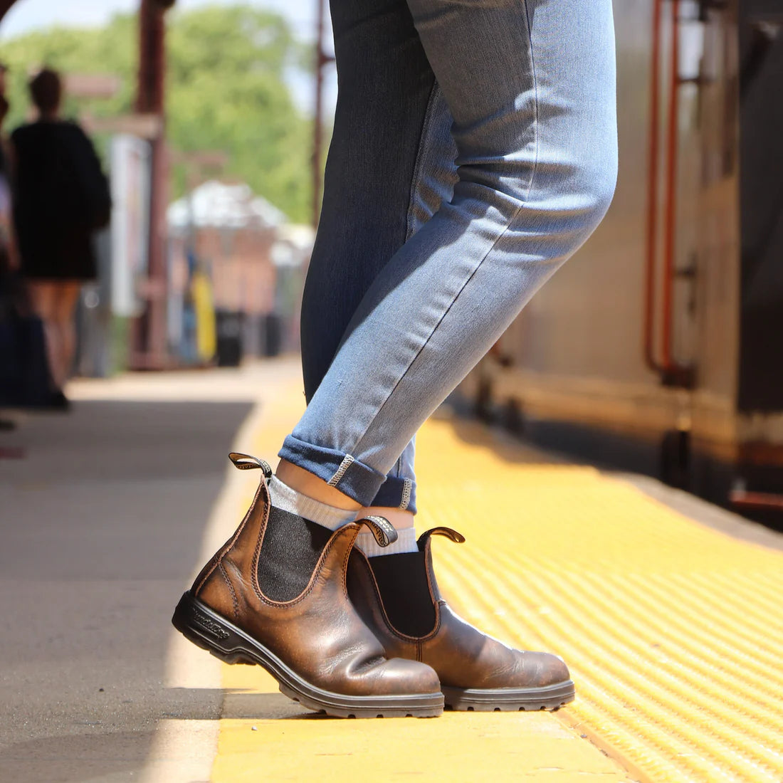 Blundstone Classics 2440 Chelsea Boot in Vintage Brown