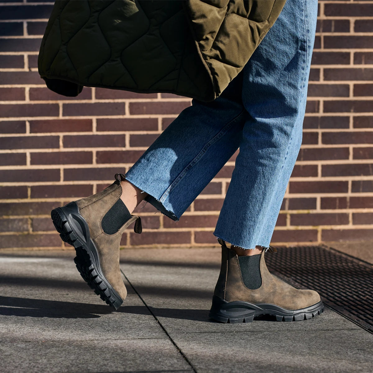 Blundstone Women's Lug 2239 Chelsea Boots in Rustic Brown Women's Boots
