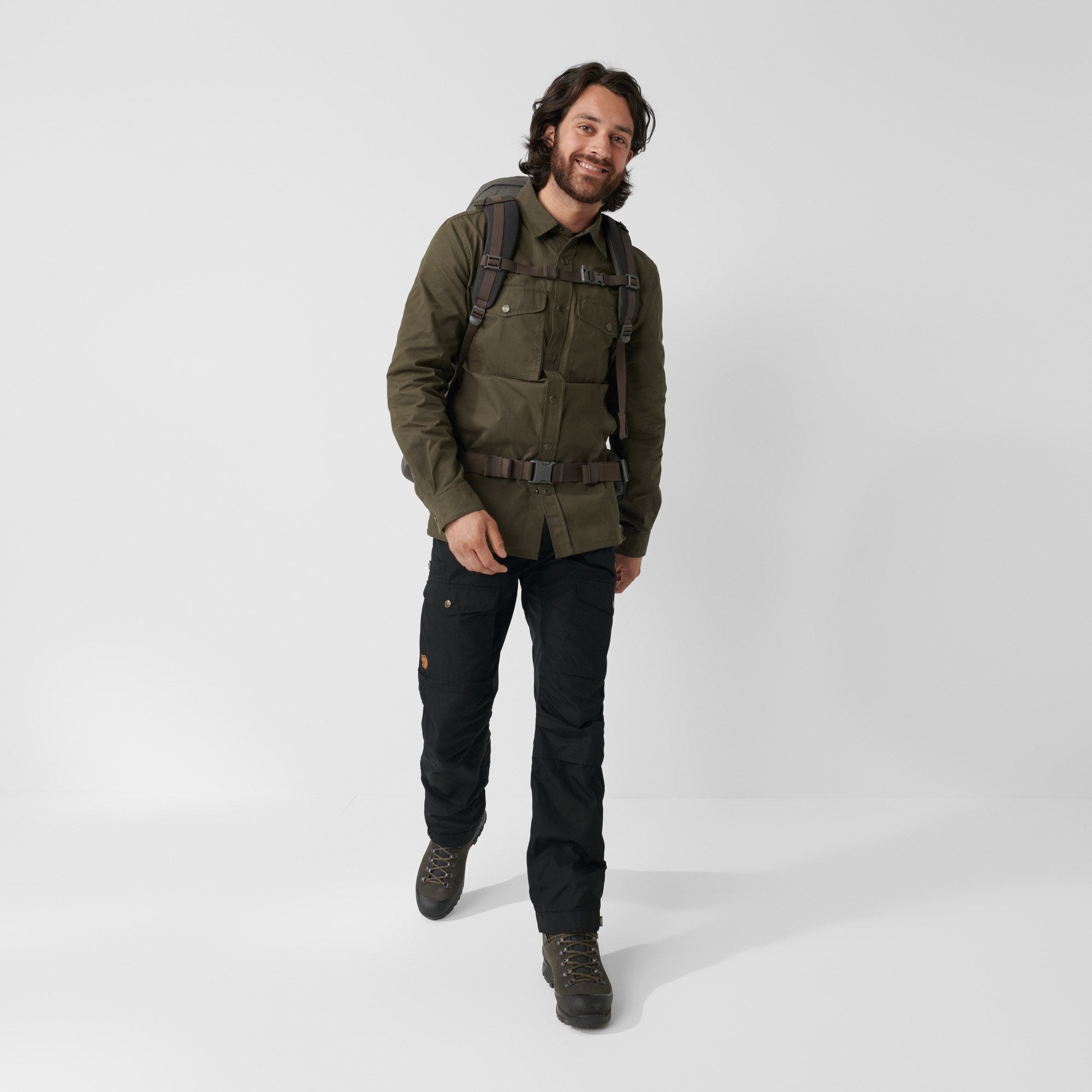 Fjallraven Men's Vidda Pro Ventilated Trousers Short in Dark Grey/Black Men's Apparel