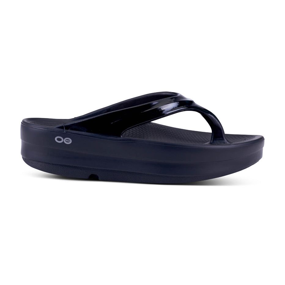 OOFOS Women's OOmega OOlala Thong Sandal in Black