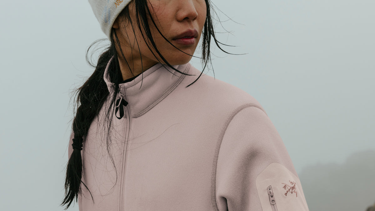 Close up of woman wearing the Arc'teryx Covert Cardigan in Alpine