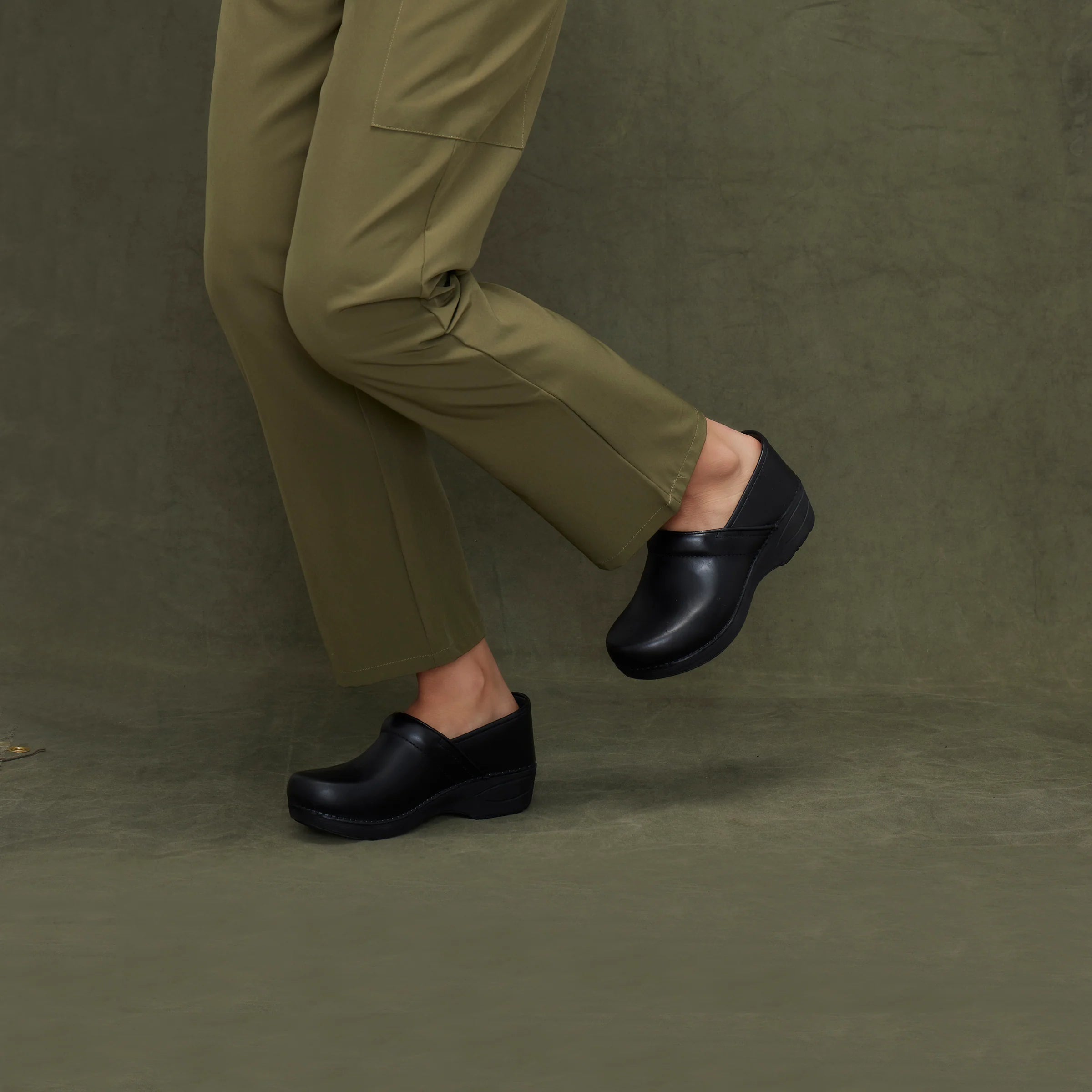 #color_black-waterproof-pull-up-clog