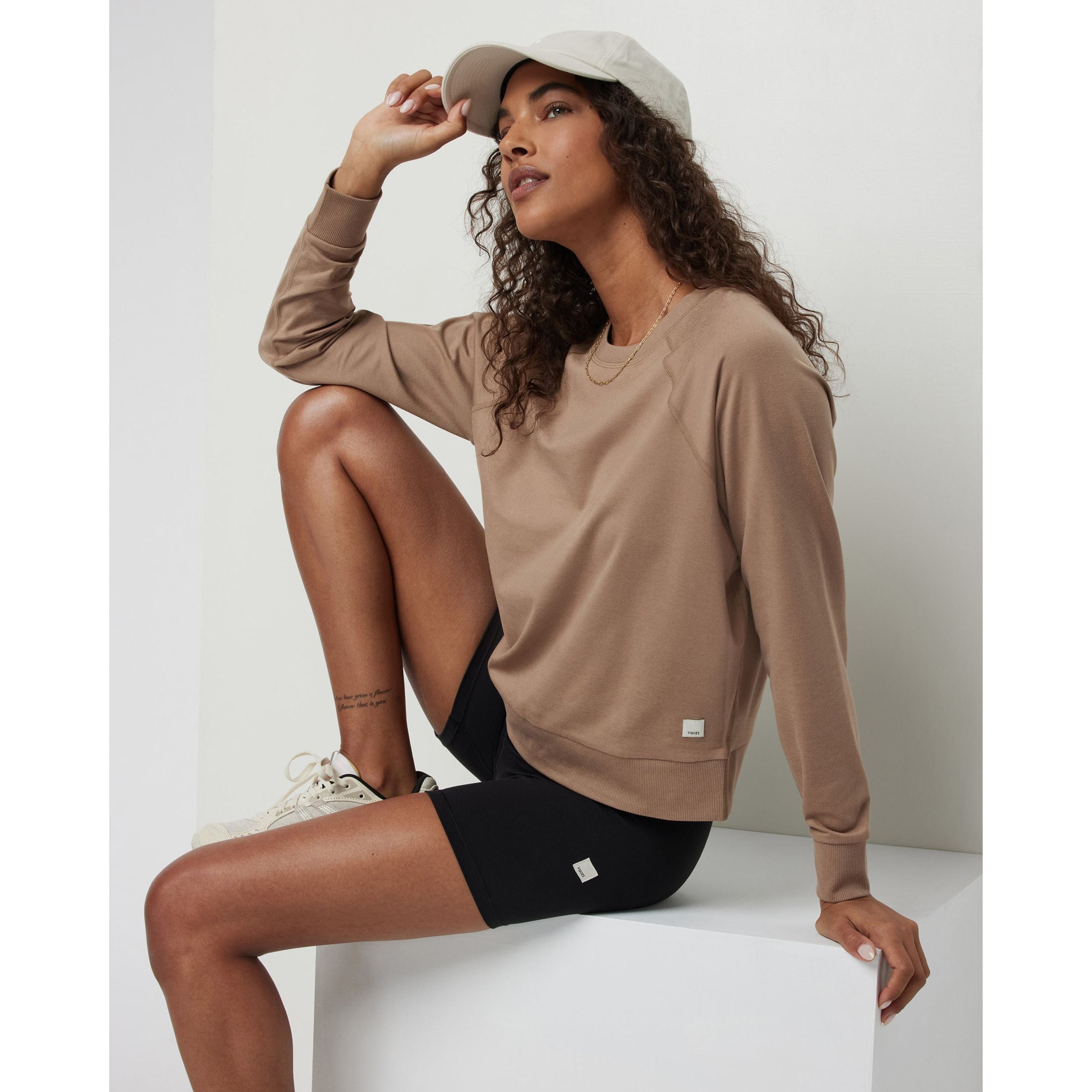 vuori long sleeve halo dress Vuori Long Sleeve Halo Crew Women's(Pale Grey Heather, L)