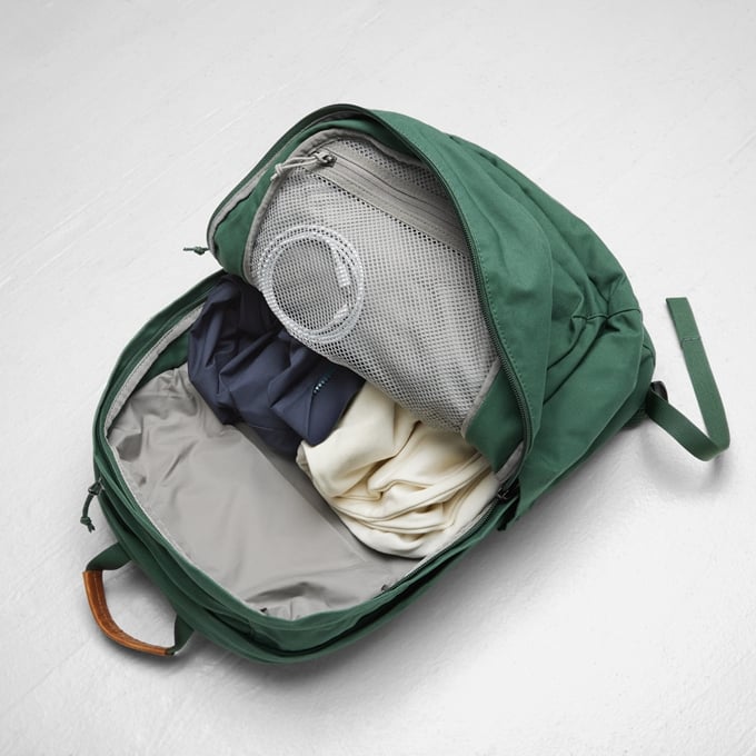 Fjallraven Kanken Raven 28L in Port