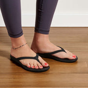 OluKai Women's Ho’ōpio Sandal In Onyx/Onyx
