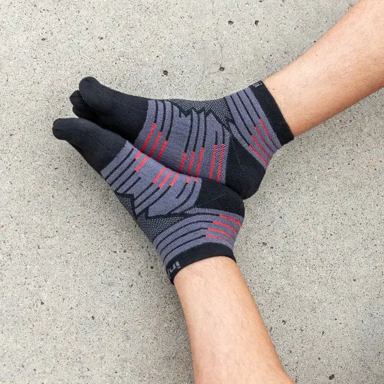 Injinji Men's Ultra Run Mini-Crew In Onyx  Socks