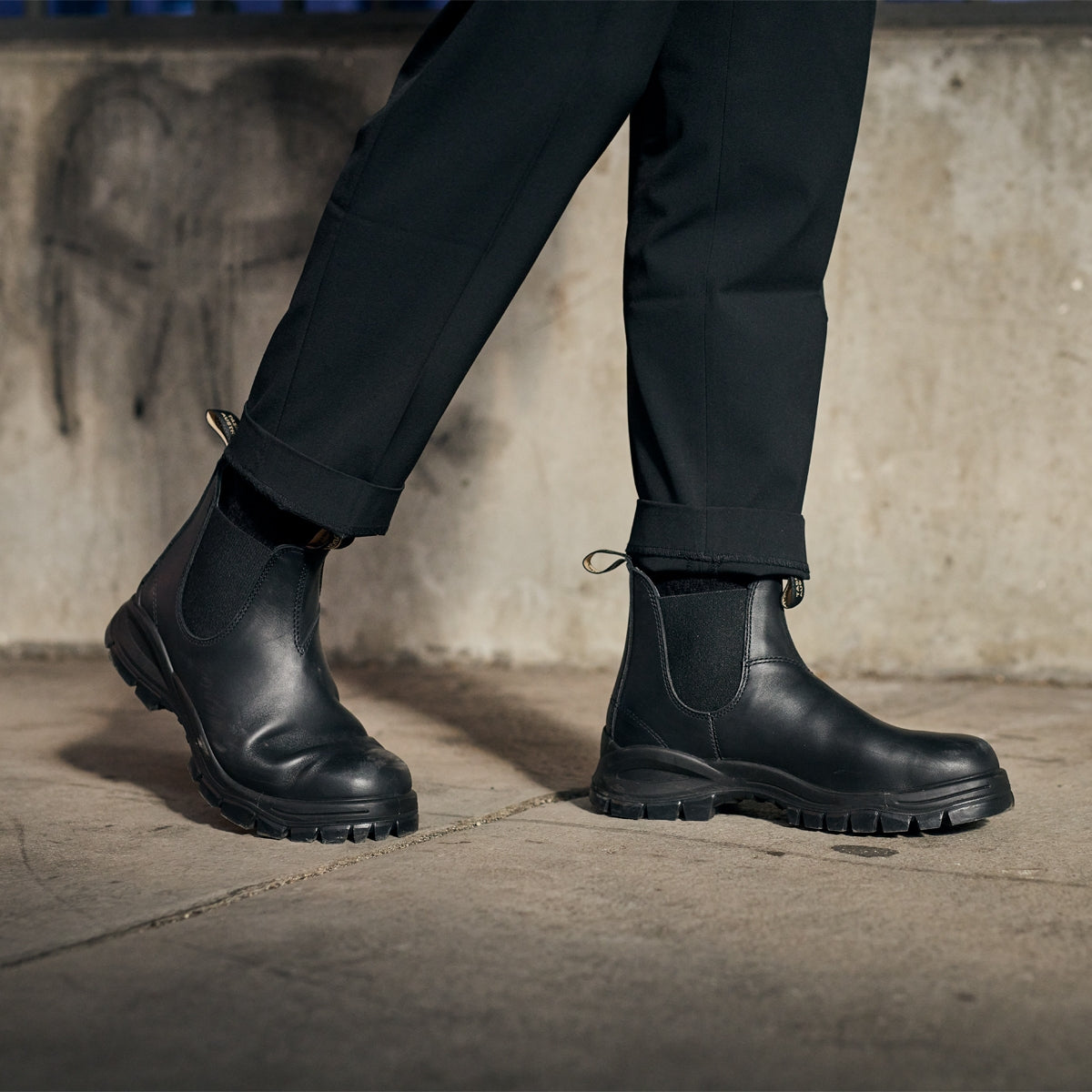 Blundstone Lug 2240 Chelsea Boots is Black  Men's Boots